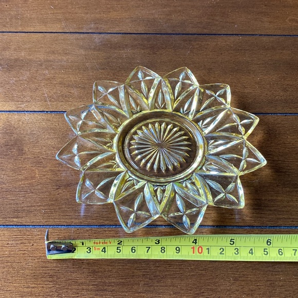 Small Vintage Depression Glass Sweet Plate 5.5 - 6.5 Inches - Picture 4 of 5